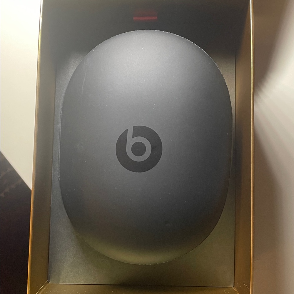 Beats by Dre hard zip around case in box